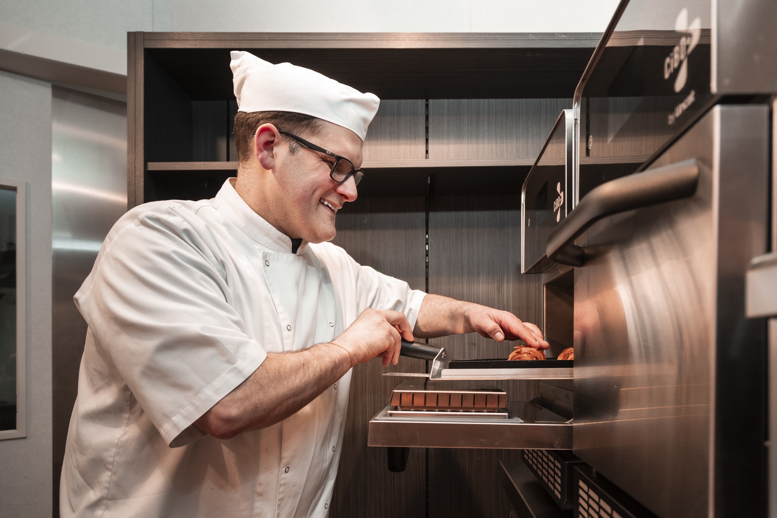 Portret van een medewerker aan het werk in de slagerij.